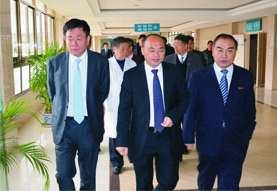 華僑大學(xué)校領(lǐng)導蒞臨我院參觀(guān)指導