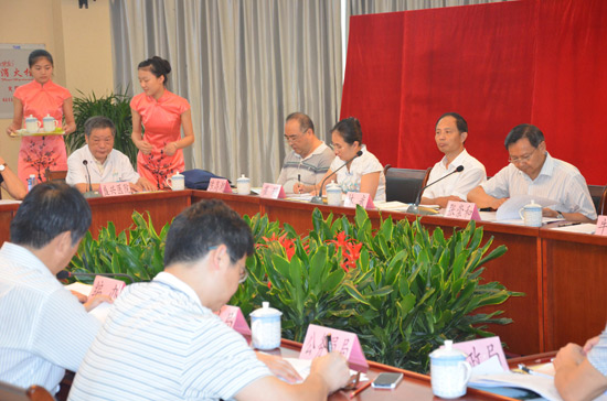 座談會(huì )上，中央編辦副主任張崇和作重要講話(huà)